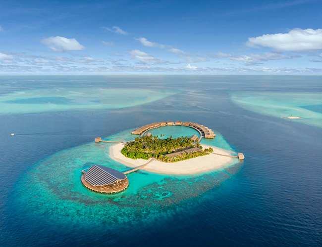 Kydoo Maldives nằm trên một hòn đảo tư nhân ở đảo san hô Lhaviyani, Ấn Độ Dương. Khu nghỉ dưỡng nhỏ này được mệnh danh là khu nghỉ dưỡng mới sang trọng bậc nhất năm 2019