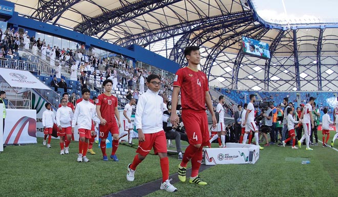 Tiến Dũng bất ngờ sơ vin ra sân đối đầu Jordan và câu chuyện cảm động - 1