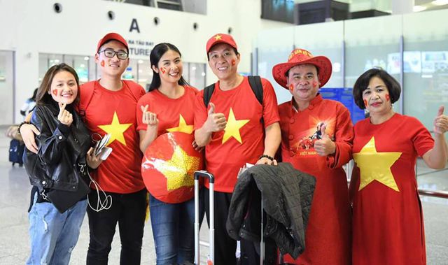 Hoa hậu, MC "đỏ rực" sân bay Dubai để cổ vũ VN trước trận gặp Nhật - 1