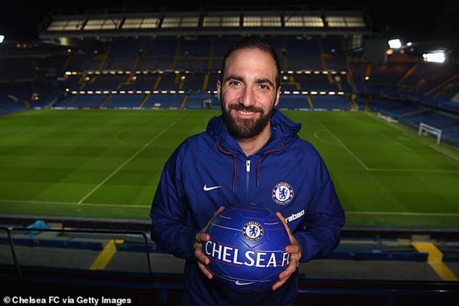 "Siêu bom tấn" tháng 1: Chelsea có Higuain, "chân gỗ" Morata ra rìa - 1