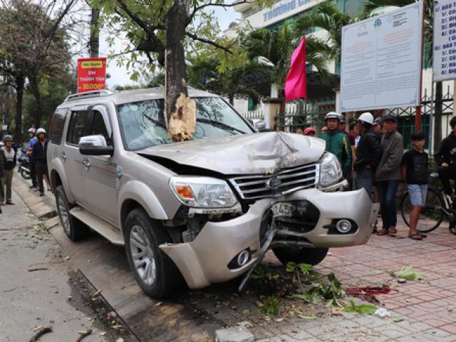 The car went up the sidewalk and died, the mother was in critical condition: the driver used alcohol