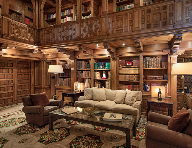 Căn nhà có cả một thư viện hai tầng mở rộng với các ô đựng sách được chạm khắc bằng tay tinh tế