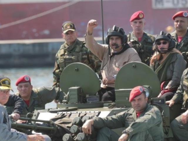 TT Venezuela ngồi xe thiết giáp, khoe sức mạnh quân sự giữa căng thẳng