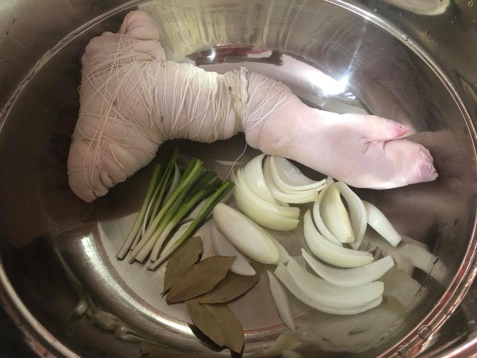 Cách làm chân giò heo cuộn chiên giòn bì, mềm thịt, không ngán dầu mỡ - 2