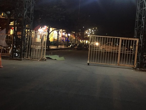 Trước khi gục ở cửa SVĐ Mỹ Đình, tài xế taxi nghi bị cứa cổ đã phát tin cầu cứu - 1