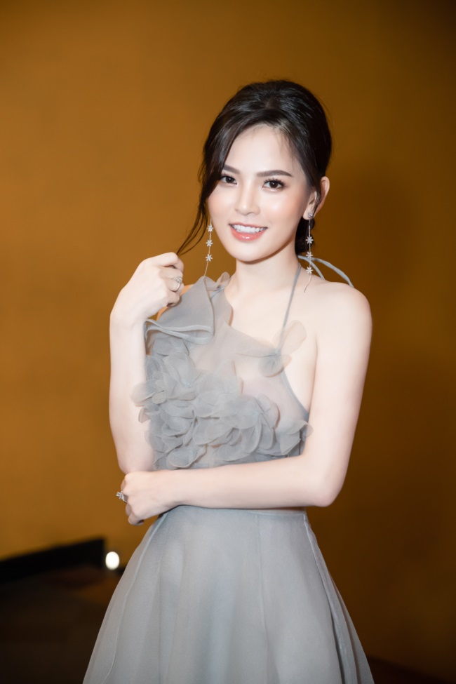 Phi Huyền Trang nổi tiếng mặc gợi cảm, sexy với nước da trắng nõn trở thành thế mạnh để cô chinh phục trong bất kỳ thiết kế nào.