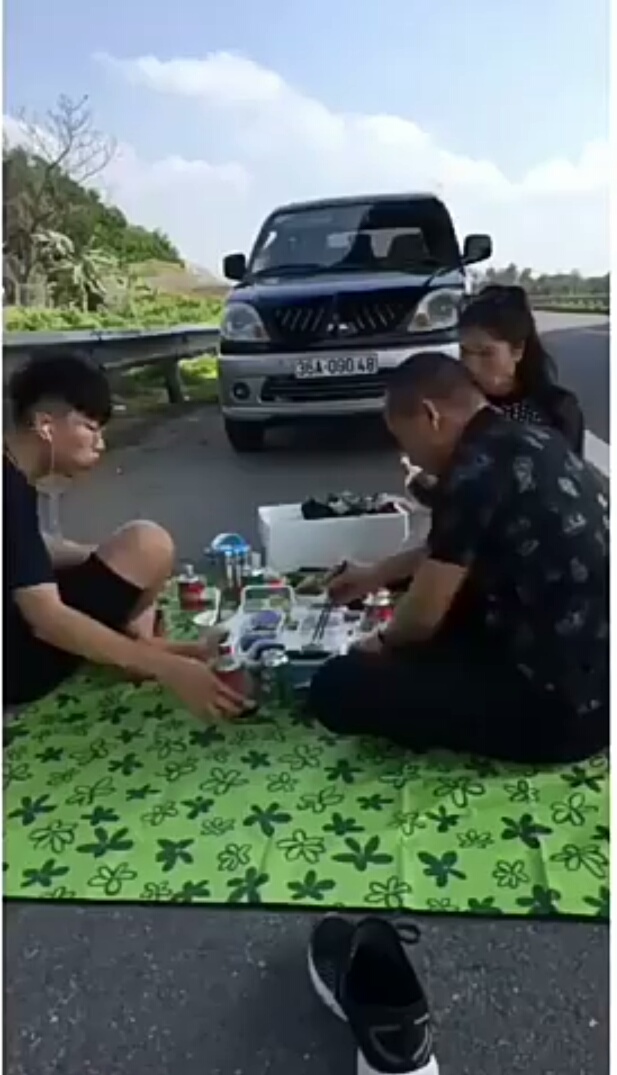 Truy tìm người đàn ông livestream ăn nhậu trong làn khẩn cấp cao tốc Nội Bài - Lào Cai - 1