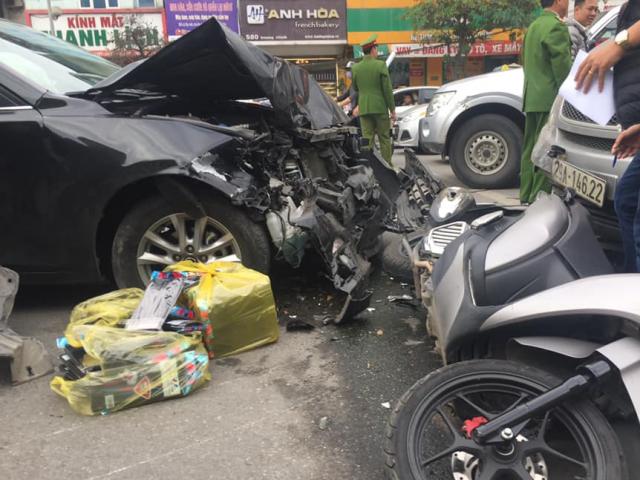Hà Nội: “Xế hộp” gây tai nạn liên hoàn, nhiều người gặp nạn