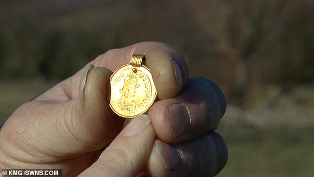 Nhặt được &#34;đồng xu socola&#34;, ngỡ ngàng khi biết đó là đồng vàng 1.500 tuổi - 2
