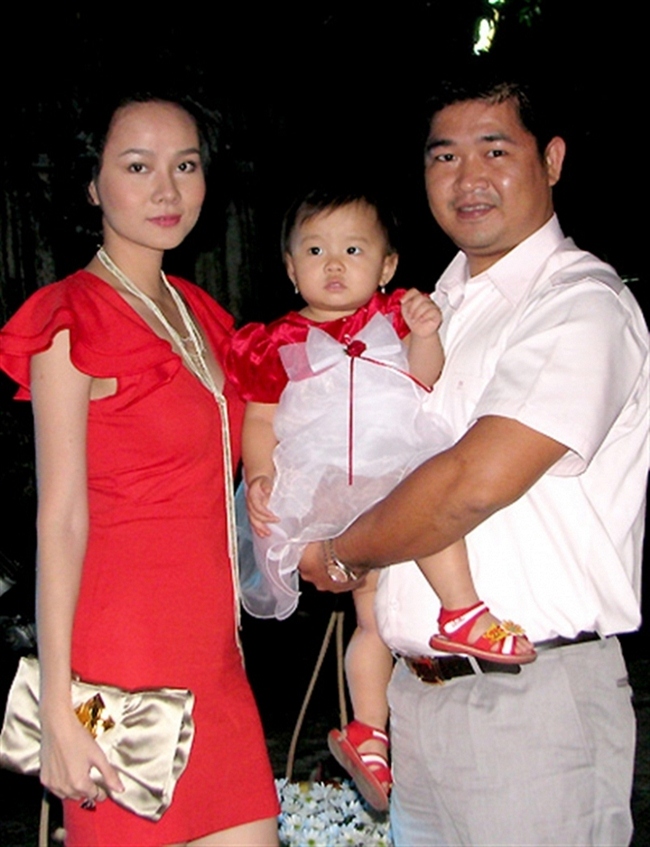 Hình ảnh hiếm hoi của Dương Yến Ngọc bên con gái cùng người chồng đầu, doanh nhân Diệp Thành Tuyên. Tháng 9.2018, cô từng tâm sự việc chồng cũ gửi con qua Mỹ học.