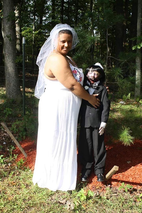 Người phụ nữ làm đám cưới với búp bê thây ma kinh dị - 1