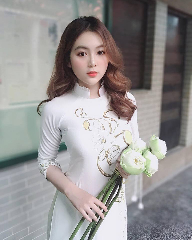 Vẻ Đẹp Của Cô Giáo Tiểu Học Là Mẫu Nội Y Nổi Tiếng