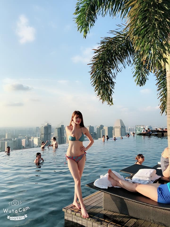 Trên trang cá nhân, cựu hot girl xứ Nghệ chia sẻ nhiều hình ảnh cuộc sống hàng ngày. Bức ảnh cô diện bikini nóng bỏng nhận được nhiều lời khen ngợi từ các fan.