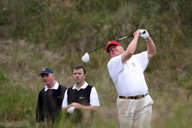 Tổng thống Trump cực giỏi thể thao: Ném bóng 128km/h, chơi golf miễn chê - 1