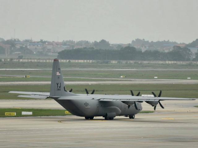 Hercules transportation of the US Air Force C-130 landed at Noi Bai airport