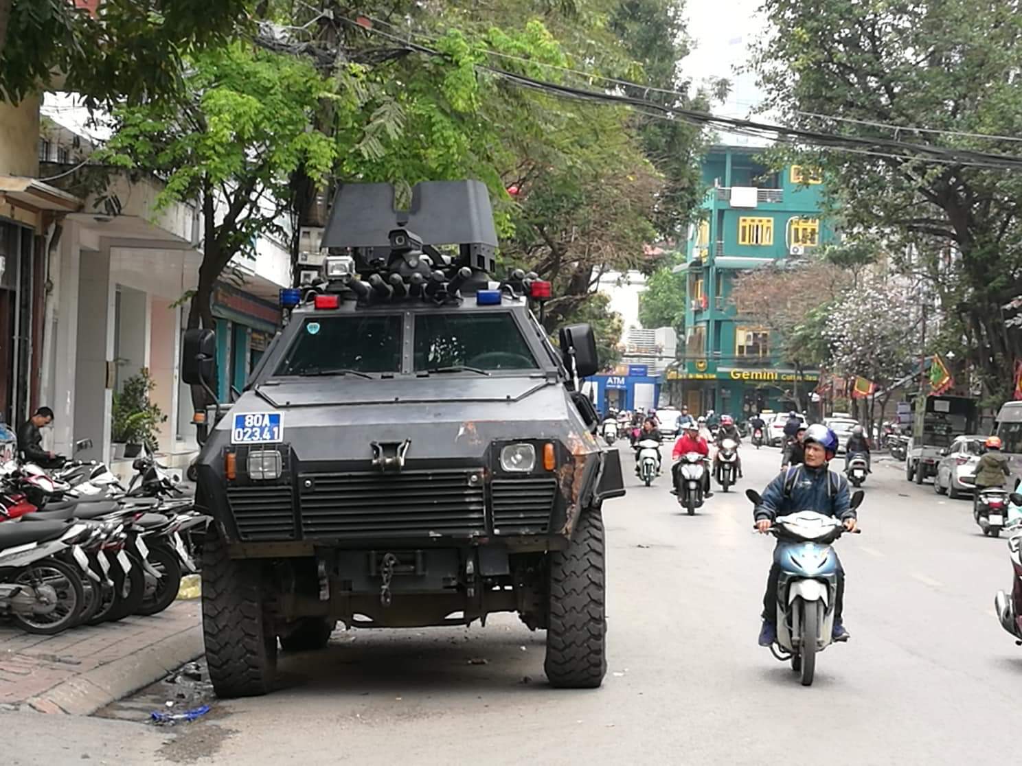 Armed vehicles appeared on the street, tightening Hanoi safely before the American Conference - Trieu - 1