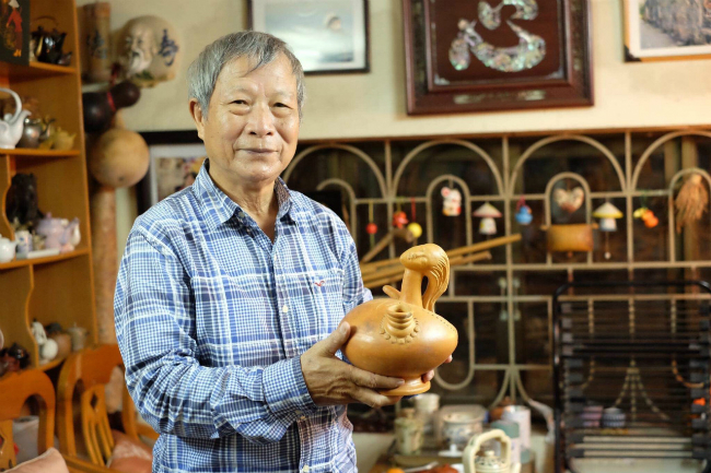 Ông Vương Tâm (Đống Đa, Hà Nội) đã có hơn 20 năm sưu tầm ấm trà cổ.Bộ sưu tập của ông gồm hơn 400 ấm trà được mua từ các lò gốm trong và ngoài nước. Các loại ấm nước ngoài chủ yếu của Trung Quốc, ngoài ra có Mỹ, Hàn Quốc, Đài Loan…