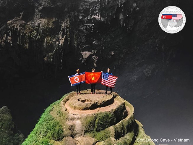 Quốc kỳ Việt Nam, Mỹ, Triều Tiên ở hang động lớn nhất thế giới - 1
