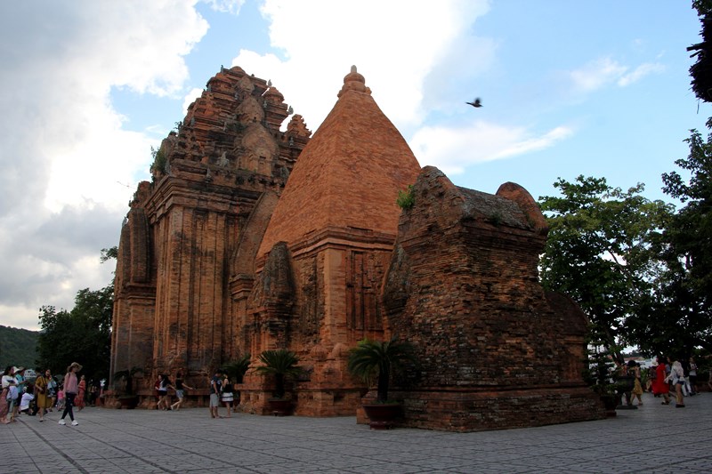 Tháp bà Ponagar - kiến trúc Chăm cổ kính ngay thành phố Nha Trang - 1
