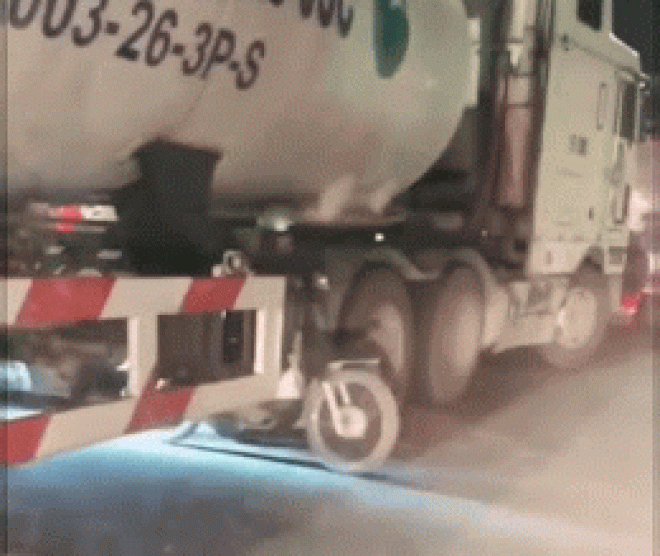 SỐC: Rùng mình lái xe máy đua nhau dắt chui qua gầm xe bồn - 1