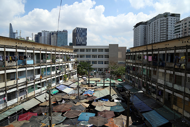 Hình ảnh khủng khiếp tại chung cư chờ sập ở Sài Gòn - 1