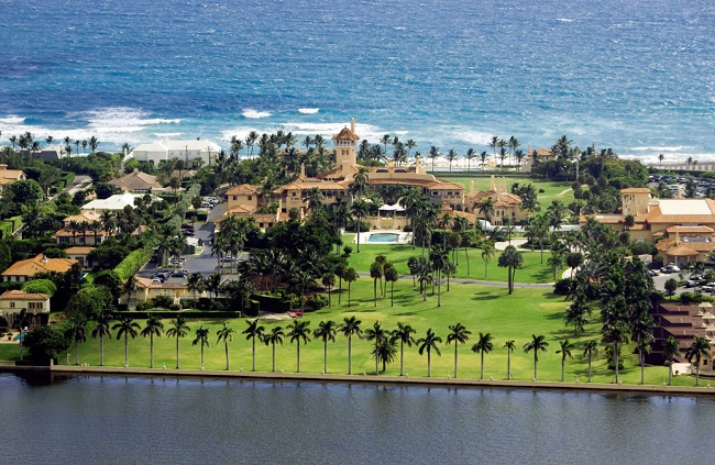Câu lạc bộ Mar-a-Lago là một dinh thự rộng hơn 8 hecta với 128 phòng, được xây vào năm 1927 tại Palm Beach (Florida, Mỹ).