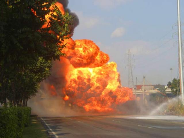 Xe bồn chở xăng bốc cháy dữ dội tạo “quả cầu lửa” ở cửa ngõ Sài Gòn