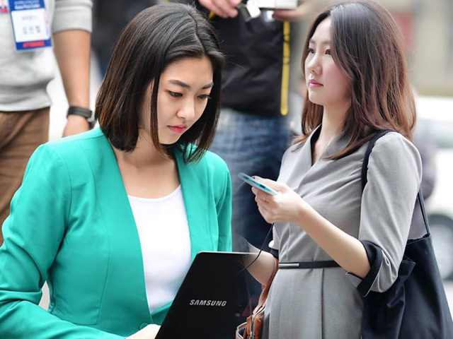 Nữ phóng viên Hàn đẹp như minh tinh tác nghiệp tại Hội nghị Thượng đỉnh