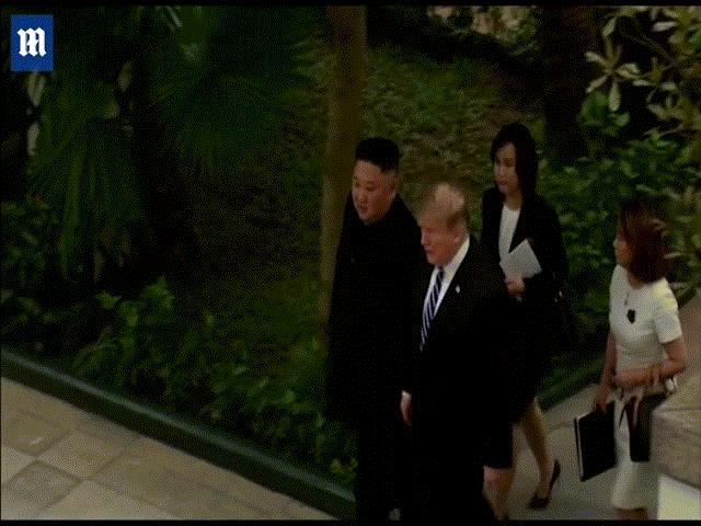 Cận cảnh ông Kim và ông Trump dạo bộ ở khách sạn Metropole