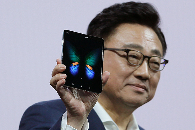 Giới phân tích tin Apple khó có thể cạnh tranh với Galaxy Fold của Samsung - 1