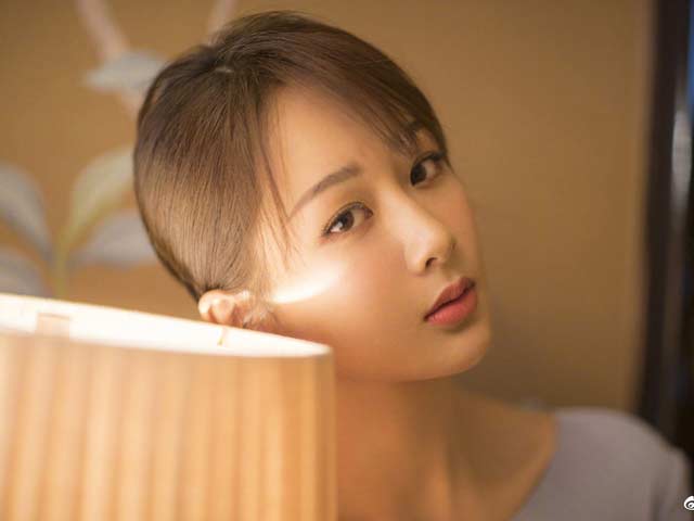 Bị nghi phẫu thuật thẩm mỹ, người đẹp Hoa ngữ làm điều kỳ quặc để chứng minh