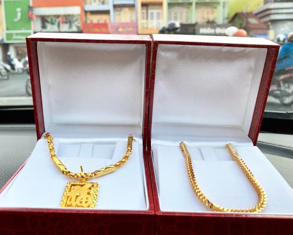 Ý nghĩa sợi dây chuyền vàng H'hen Niê tặng mẹ 8/3 khiến dân mạng xúc động - 1