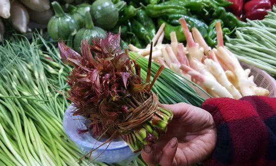 Loại rau đầy rẫy ở nông thôn nhưng vào siêu thị bán với giá hơn 400.000 đồng/nửa kg - 1