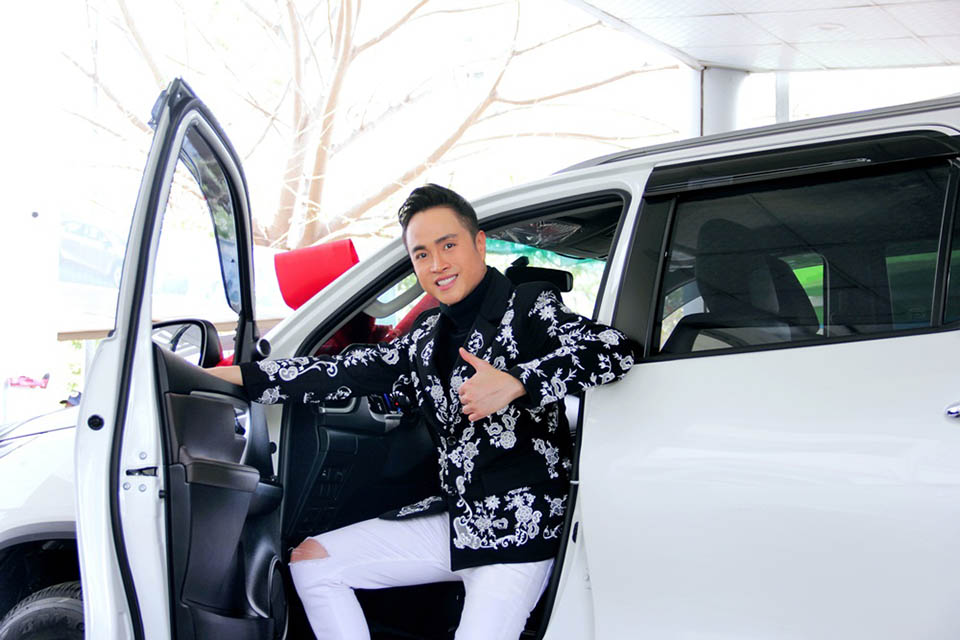 Nhật Tinh Anh ngủ 2 tiếng mỗi ngày, thay đồ trên xe để chạy show - 1