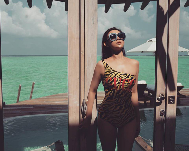 Mới đây Huyền Baby chia sẻ loạt ảnh trong kỳ nghỉ ở Maldives. Người đẹp viết: "Dành thời gian cho anh yêu. Anh bảo dạo này mải mê công việc không thèm đi chơi với anh". Cùng với đó, Huyền Baby đăng tải những bức hình bikini gợi cảm chụp tại thiên đường nghỉ dưỡng.