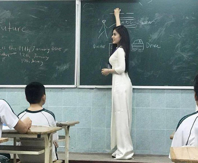 Trần Đinh Thanh Nhàn, giáo viên dạy tiếng Anh của một trường quốc tế tại TP.HCM được biết đến lần đầu tiên vào năm 2018 khi hình ảnh cô diện áo dài trắng trên bục giảng được chia sẻ rộng rãi. 