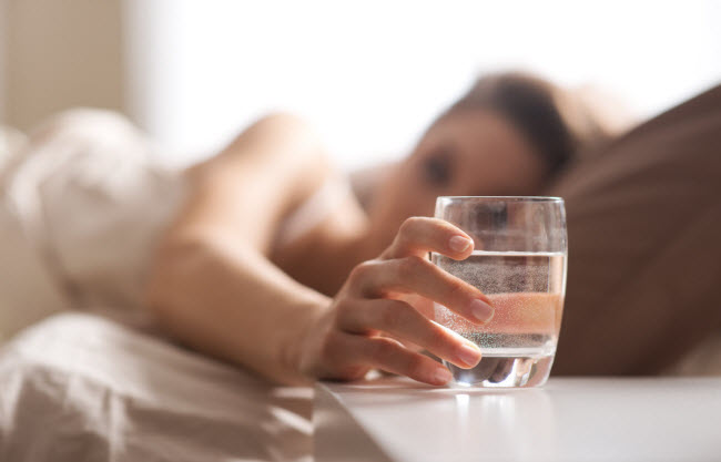 Không uá»ng nưá»c và o buá»i sáng: Quá trình trao Äá»i chất cá»§a cÆ¡ thá» cháºm lại trong lúc chúng ta ngá»§. Äá» chức nÄng nà y hoạt Äá»ng bình thưá»ng trá» lại, bạn nên uá»ng nưá»c sau khi thức giấc và o buá»i sáng.