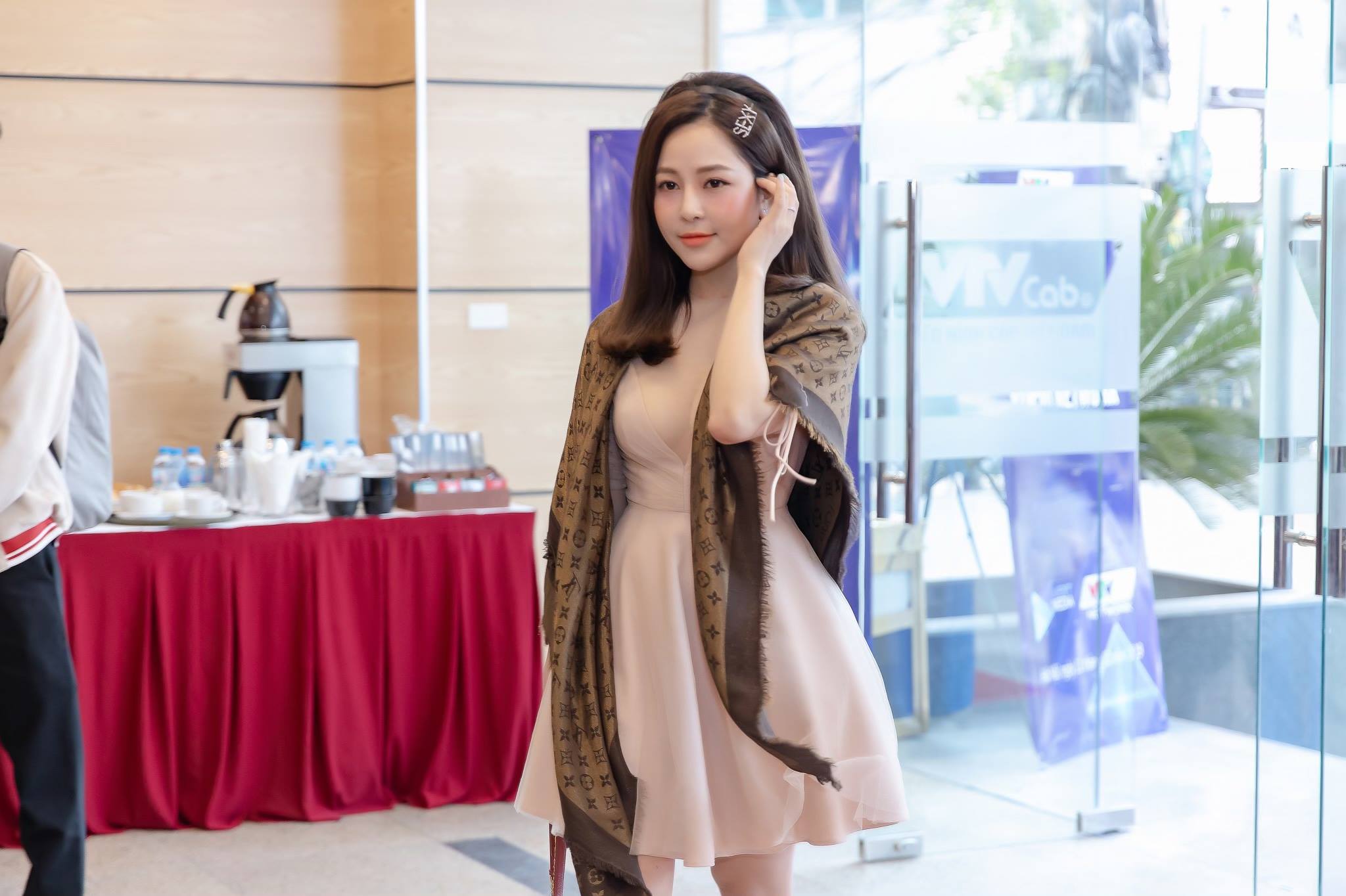 Nữ dược sĩ đóng Táo quân khoe vẻ tươi trẻ đi sự kiện - 1