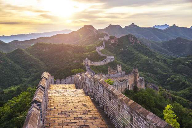 Bức tường dài nhất thế giới:  Vạn Lý Trường Thành của Trung Quốc dài 4343 dặm / 6.690 km.