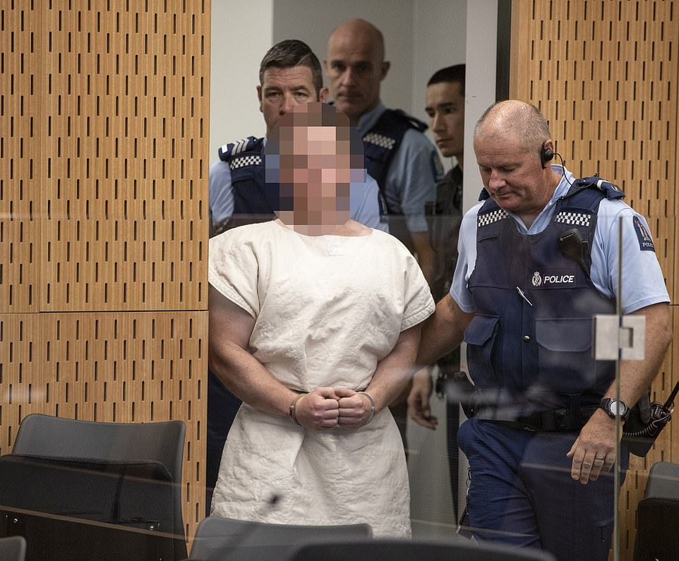 Kẻ xả súng giết 49 người ở New Zealand có cử chỉ tay đáng sợ tại tòa - 1