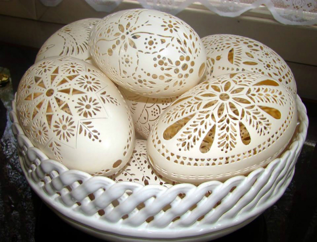 Trong một lần vô tình nhìn thấy vỏ trứng khắc nghệ thuật, chị Ngô Mỹ Vinh (một giáo viên mỹ thuật ở Hà Nội) bị cuốn hút và tự mày mò, tìm hiểu làm theo.