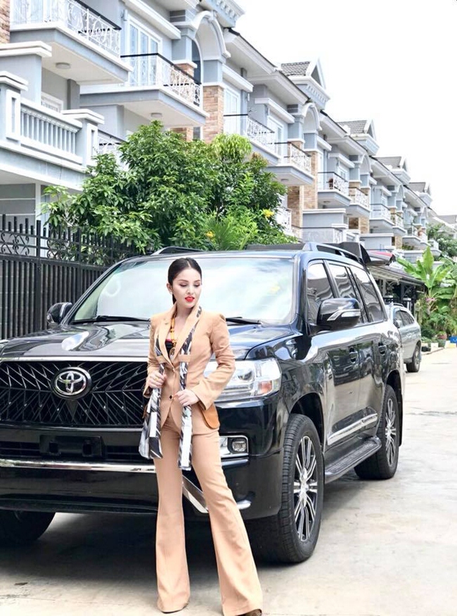 Không chỉ mua được xế sang, nữ diễn viên 9X còn bắt tay vào công việc kinh doanh, buôn bán xe ô tô song song với việc mở tiệm thẩm mỹ làm đẹp ở Campuchia.