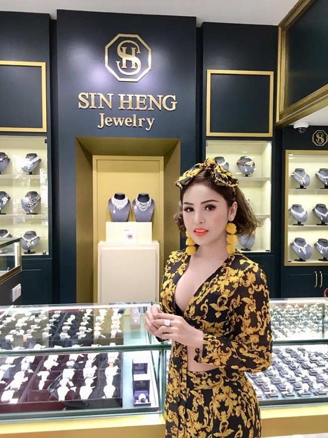 Denny Kwan khoe ảnh đi mua trang sức kim cương tại một cửa hàng có tiếng ở Phnom Penh.