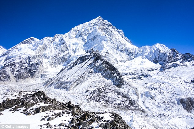 Băng tan trên núi Everest để lộ hàng trăm thi thể người - 1