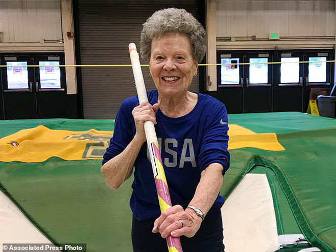 Siêu nhân 84 tuổi vẫn nhảy sào vô địch: Kinh ngạc 750 huy chương - 1