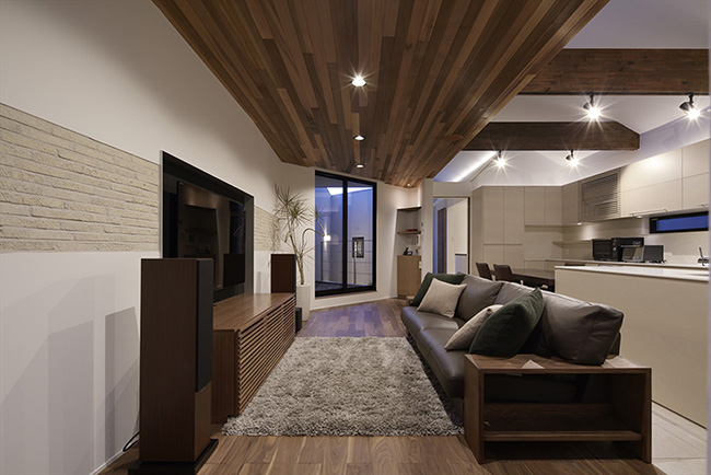 Phòng khách sử dụng phong cách nội thất hiện đại với màu sắc tinh tế, sang trọng