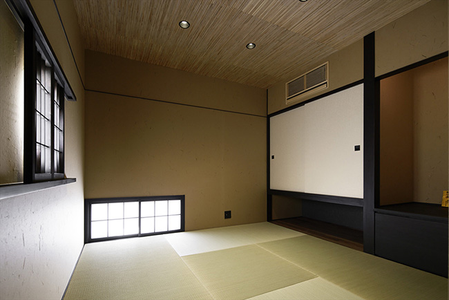 Phòng ngủ vẫn mang hơi hướng truyền thống Nhật Bản là không có giường, chỉ dùng chăn đệm trải trên sàn để ngủ vào buổi tối