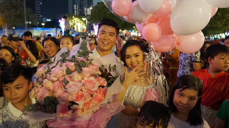 Cầu thủ Duy Mạnh cầu hôn em vợ Văn Quyết giữa &#34;biển người&#34; trên phố đi bộ Nguyễn Huệ - 1