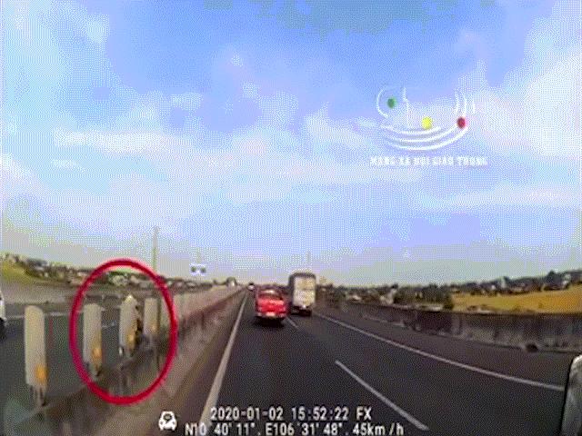 Sốc với clip người phụ nữ chở con nhỏ, lao ngược dòng ô tô trên cao tốc