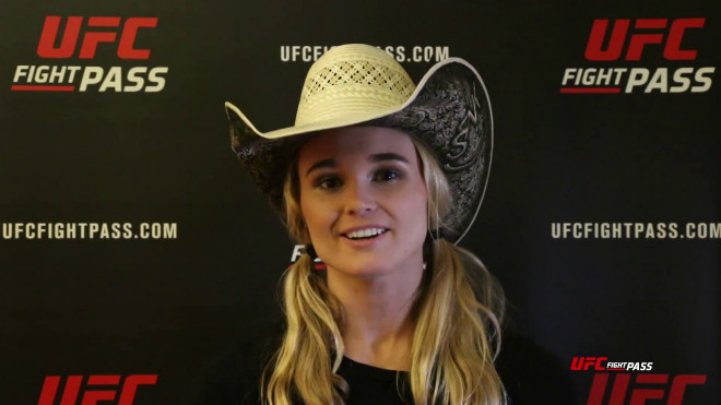 “Nữ thần” UFC khoe thân táo bạo thiêu đốt ánh nhìn chào năm mới 2020 - 1